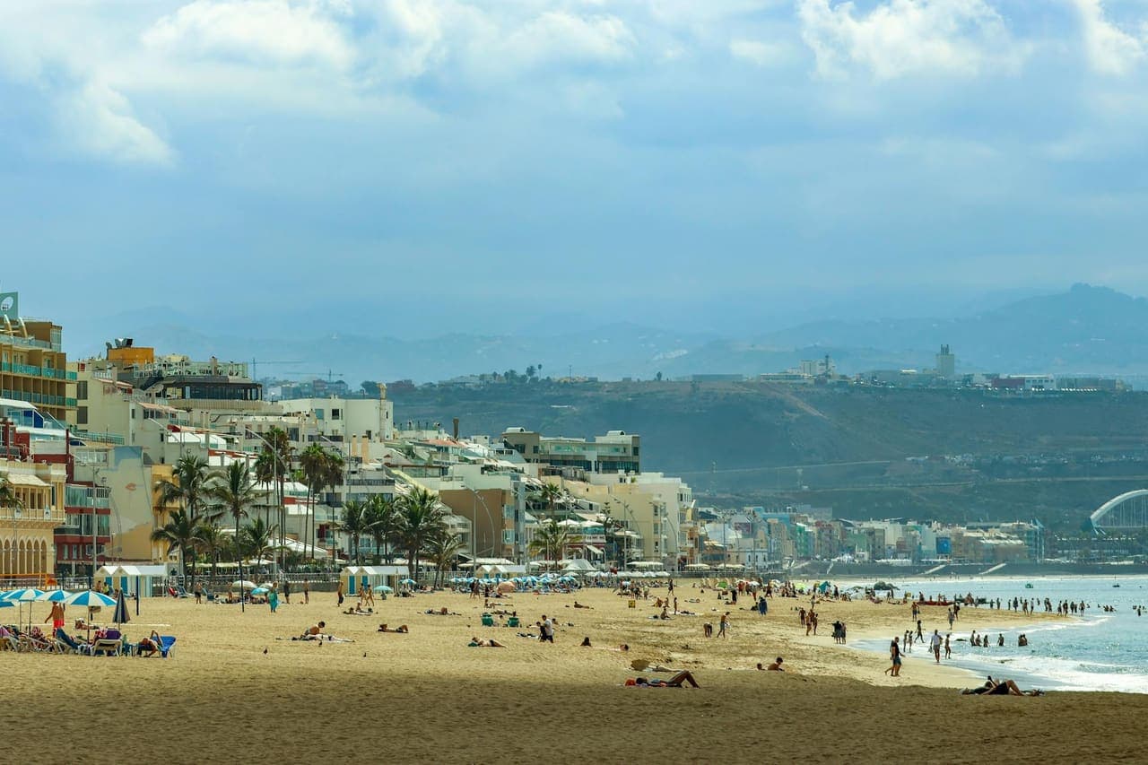 Playa de Las Canteras y su paseo marítimo en Las Palmas de Gran Canaria
