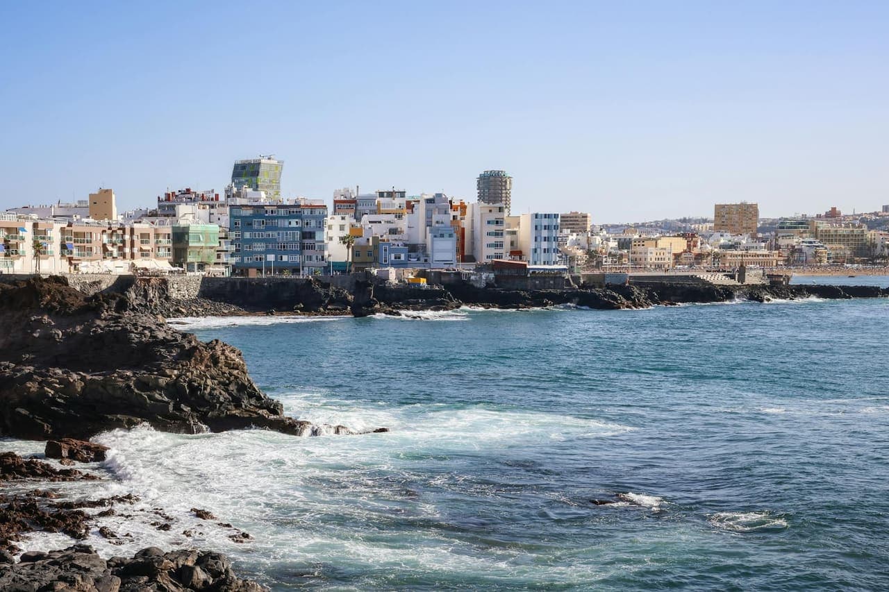 Costa volcánica y edificios del norte de Las Palmas, junto a La Isleta