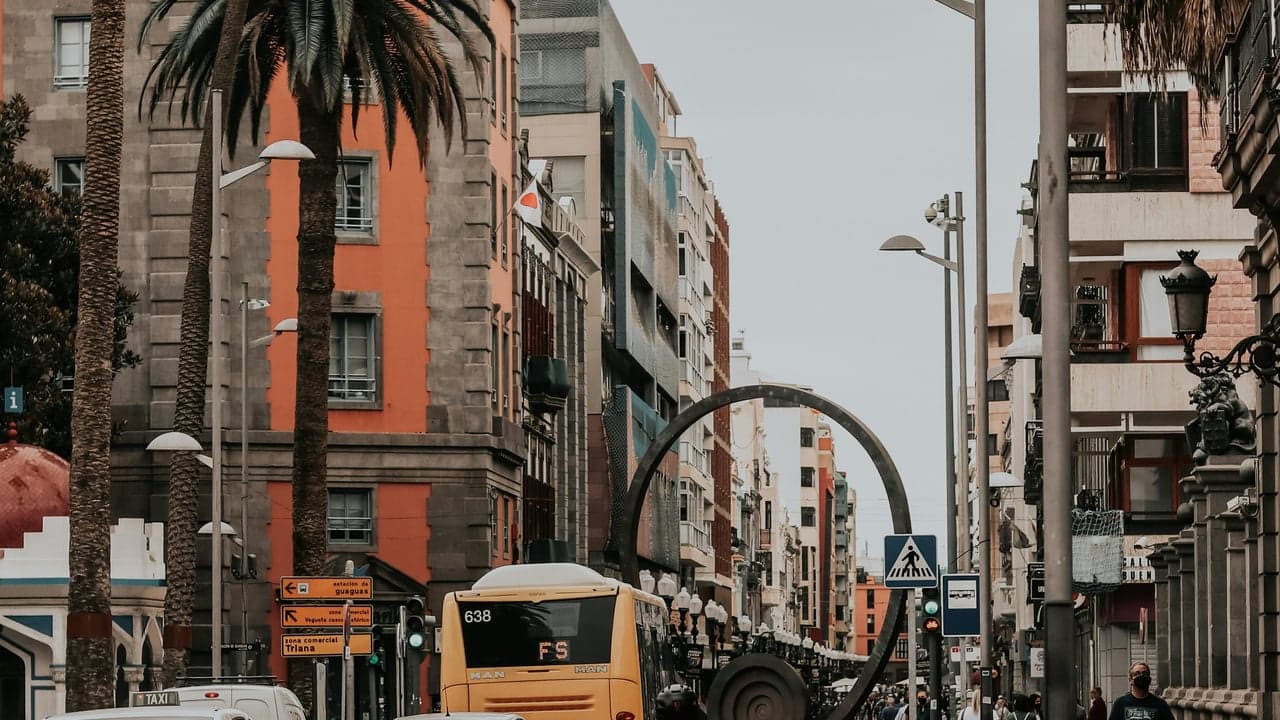 Calle del centro de Las Palmas con indicaciones hacia Vegueta y Triana