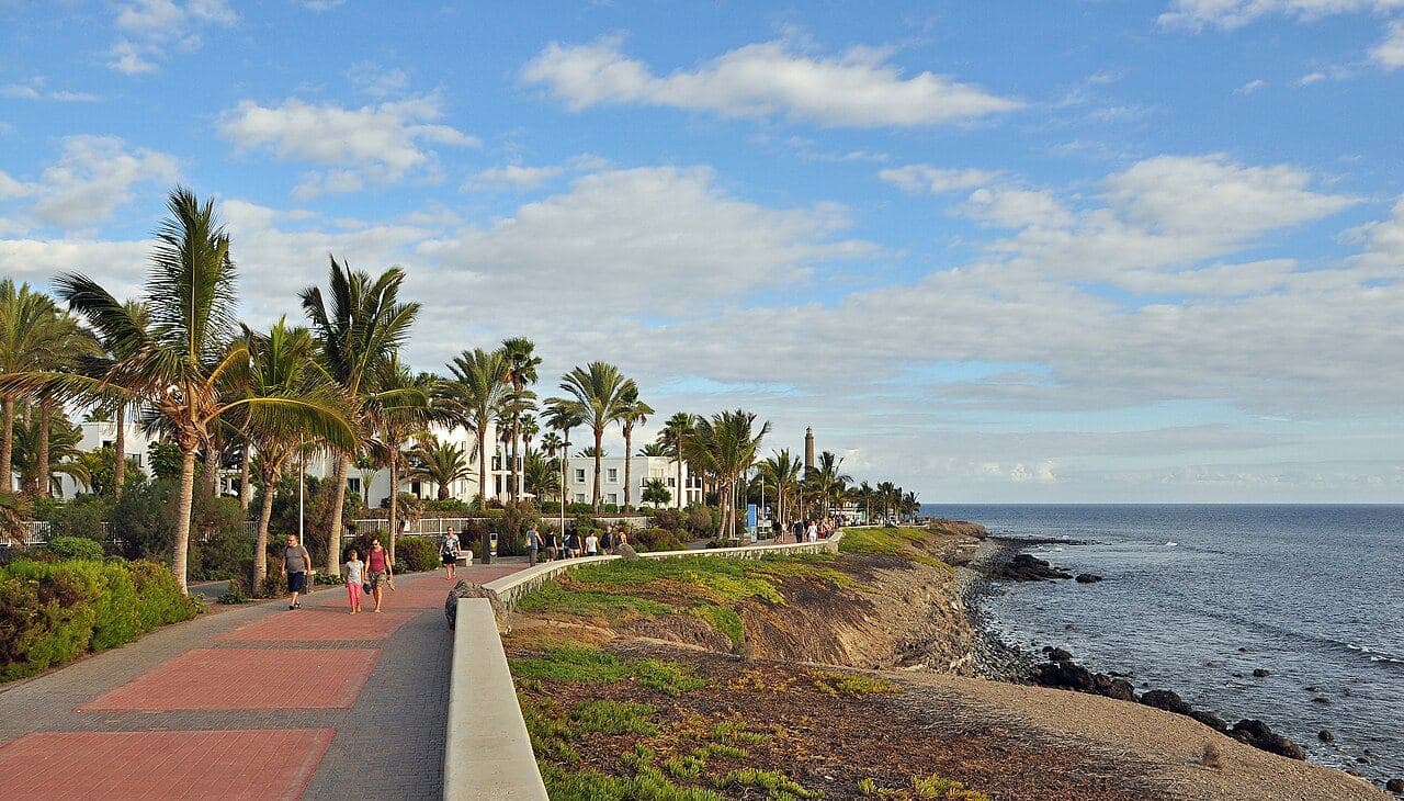 Strandpromenade von Meloneras mit dem Leuchtturm von Maspalomas