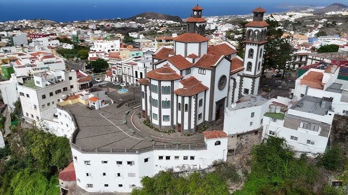 Luftaufnahme der Kirche von Moya über der Schlucht, Gran Canaria